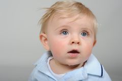 Klar, es ist ein Baby, und Babys sind nicht da, um sauber zu sein. Aber doof ist, wenn vom fröhlichen Plappern und Sabbern das ganze T-Shirt nass ist. Gerade wenn Babys zahnen, ist es deshalb sinnvoll, ein, zwei Halstücher dabeizuhaben, die Speichel aufsaugen. Dann muss man nicht immer gleich das ganze Oberteil wechseln. 