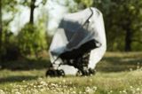 Am besten, indem du Insekten so gut wie möglich aussperrst, mit Insektengittern vor den Fenstern und Moskitonetzen über Bettchen, Buggy und Autositz. Lotions, Sprays und andere „Repellentien“, wie man die Mittel nennt, die gegen Insekten und Zecken auf die Haut aufgetragen werden, sind nichts für Babys und Kleinkinder unter zwei Jahren. Die Wirkstoffe reizen die Schleimhäute und können allergische Reaktionen hervorrufen. Laut "Stiftung Warentest" sind alternative Antimücken-Mittel, auf Basis ätherischer Öle, ebenso wirkungslos wie Antimücken-Armbänder. Außerdem reizen ätherischen Öle auch die Schleimhäute kleiner Kinder und Babys und können allergische Reaktionen herbeiführen. Hier mehr über Insektenschutz für Babys.