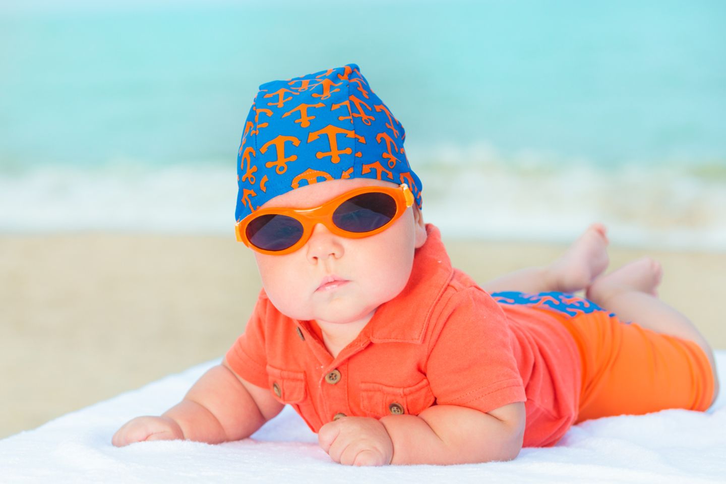 Bei starker Sonneneinstrahlung: ja. Zwar gehören Kinder im ersten Lebensjahr ohnehin grundsätzlich in den Schatten. Aber, so Dr. Georg Eckert vom Berufsverband der Augenärzte: „Babyaugen sind empfindlich, sie haben noch weniger Pigmente in der Iris.“ Am Meer und im Hochgebirge ist deshalb eine Sonnenbrille sinnvoll. Allerdings keine, die eher als Spielzeug gedacht ist, sondern eine Brille, die tatsächlich vor Sonneneinstrahlung schützt. Man erkennt sie am CE-Prüfzeichen und „UV 400“-Siegel.