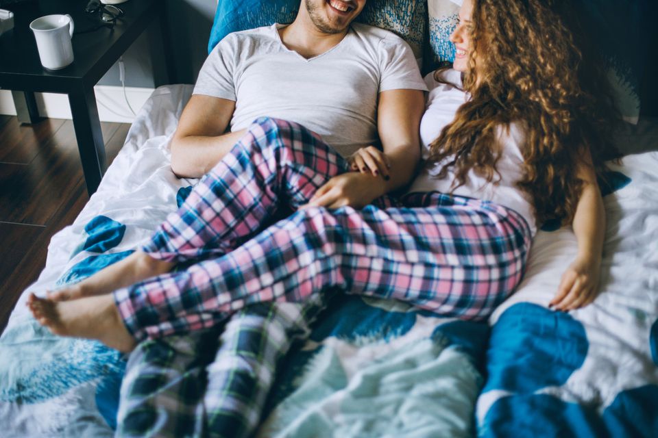 Paar im Pyjama im Bett