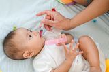 Baby bekommt Schluckimpfung