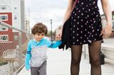 Kleines Gedankenspiel: Wie würdest du dich fühlen, wenn du zu einer unbekannten Behandlung in die Arztpraxis gehen solltest, und alle würden dich lautstark bedauern? Wahrscheinlich ziemlich misstrauisch, um nicht zu sagen: ängstlich. Besser: sachlich über die Impfung sprechen.