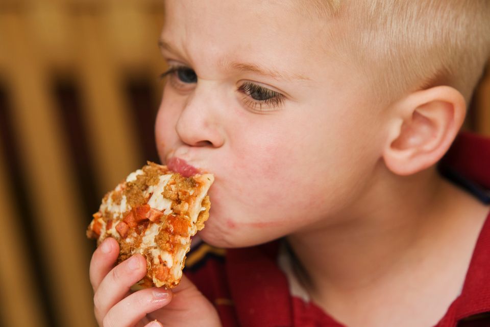 Das kommt darauf an. Lebensmittel, die einfach nur mit dem Hinweis „für Kinder“ beworben werden, etwa Kinder-Wurst, Kinder-Pizza, Kinder-Fruchtsaft, unterliegen keiner besonderen Kontrolle und sind oft besonders süß und fett, also keineswegs besonders gesund.   Anders so genannte „diätetische Lebensmittel“ für Säuglinge und Kleinkinder: Sie unterliegen strengen Kontrollen im Hinblick auf Zusammensetzung, Schadstoffe, zugesetzte Vitamine etc. Man erkennt sie daran, dass der Zweck und die Altersgruppe genau angegeben sind (zum Beispiel „Folgemilch“, „ab dem 4. Lebensmonat“, „ab dem 1. Geburtstag“). Außerdem sind die Inhaltsstoffe genau aufgeführt. Diese Lebensmittel sind tatsächlich auf die Ernährungsbedürfnisse von Kindern abgestimmt.    