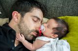 Vater und Baby schlafen