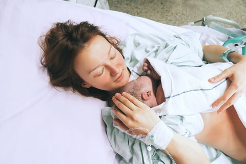 Mutter mit Neugeborenen