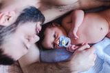 Leichter einschlafen: Vater kuschelt mit Baby.