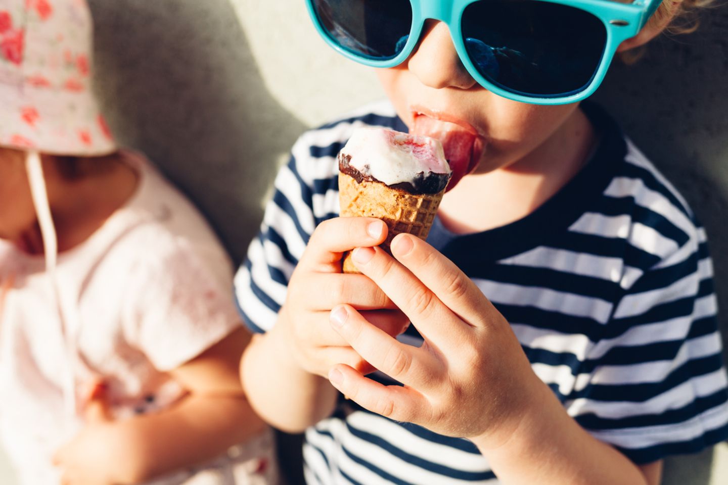 10 Geheimtipps für einen entspannten Urlaub: Kind leckt an einem Eis