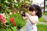 10 Geheimtipps für einen entspannten Urlaub: Kind hält eine Kamera in den Händen