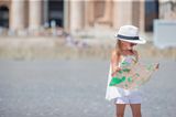 10 Geheimtipps für einen entspannten Urlaub: Kind hält einen Stadtplan in der Hand
