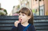 10 Geheimtipps für einen entspannten Urlaub: Kind isst einen Lolli