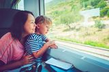 10 Geheimtipps für einen entspannten Urlaub: Frau und Kind schauen aus einem Zugfenster
