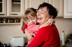 Einer von Euch kommt öfter zu spät heim fürs Abendprogramm? Dann hol Dir Hilfe! Eine gute Nachbarin, Freundin oder Verwandte kann entweder das Baby in der Zeit um den Block schieben oder Oma bespaßt das Große, bis das Baby nebenan eingeschlafen ist.