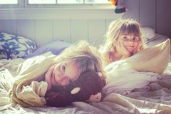 Zwei Mädchen im Bett