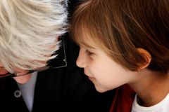 Oma und Enkel