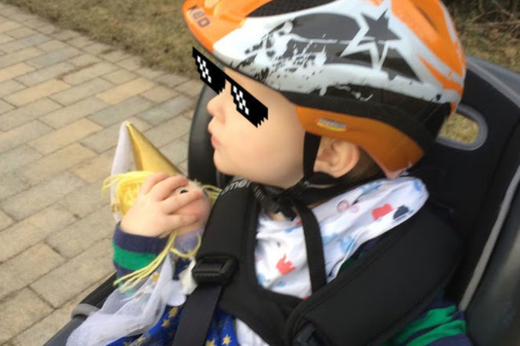 Milchtropfen: Kind will nicht in den Fahrradsitz
