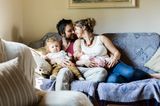 Es ist ein wunderbares Gefühl: angekommen! Mit dem Ersten war man ein Paar mit Baby. Mit dem Zweiten ist man eine Familie. Das erfüllt einen mit Glück und Dankbarkeit. So geht’s übrigens den meisten Deutschen. Laut Familienreport 2014 ist die vierköpfige Familie nach wie vor das Idealbild der Deutschen: 78 Prozent der jungen Menschen stellen sich für ihre Zukunft eine Familie mit zwei Kindern vor. Gute Entscheidung!