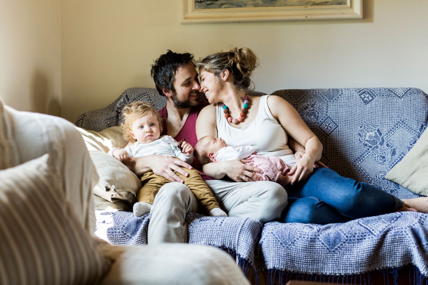 Es ist ein wunderbares Gefühl: angekommen! Mit dem Ersten war man ein Paar mit Baby. Mit dem Zweiten ist man eine Familie. Das erfüllt einen mit Glück und Dankbarkeit. So geht’s übrigens den meisten Deutschen. Laut Familienreport 2014 ist die vierköpfige Familie nach wie vor das Idealbild der Deutschen: 78 Prozent der jungen Menschen stellen sich für ihre Zukunft eine Familie mit zwei Kindern vor. Gute Entscheidung!