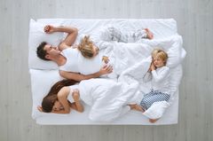 So ein Ehebett kann ganz schön eng werden, wenn darin plötzlich vier Menschen Platz haben wollen. Denn natürlich (!) will sich das Große auch wieder zu Mama und Papa kuscheln, wenn sich das Baby dort so selbstverständlich breit macht. Das gilt auch, wenn das Große längst schon im eigenen Bett schlief. Und weil man einem Zwei-, Drei- oder Vierjährigen sehr schlecht begreiflich machen kann, warum es bitte schön auch weiterhin dort schlafen soll, versucht man es am besten erst gar nicht. Wer im Knäuel aus Händen, Füßen, Stillkissen und Schlafsäckchen keine Ruhe findet, legt am besten eine Extra-Matratze neben das große Bett. Auf die kann dann immer der ausweichen, der am meisten genervt ist.