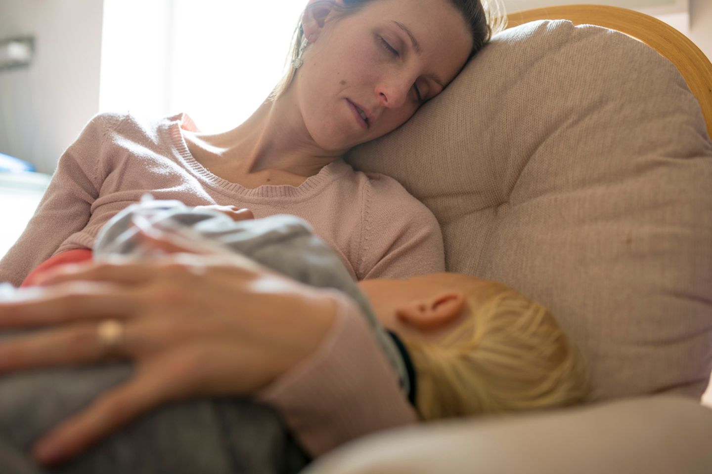Schlafen, wenn das Baby schläft? Guter Witz. Denn wann soll man dann den Haushalt machen, das Große vom Kindergarten abholen und die Oma zum Babybestaunen einladen? Spaß beiseite, denn die Lage ist ernst! Schlafforscher vergleichen den Schlafmangel in der ersten Babyzeit gern mit Folter: Er macht Kopfschmerzen, infektanfällig und gereizt, manche sogar depressiv – keine guten Voraussetzungen für eine entspannte Familienatmosphäre.   Die Lösung für mehr Schlaf: Die Nachtschichten werden aufgeteilt! Wenn Papa dran ist, kommt die abgepumpte Milch eben aus dem Fläschchen.