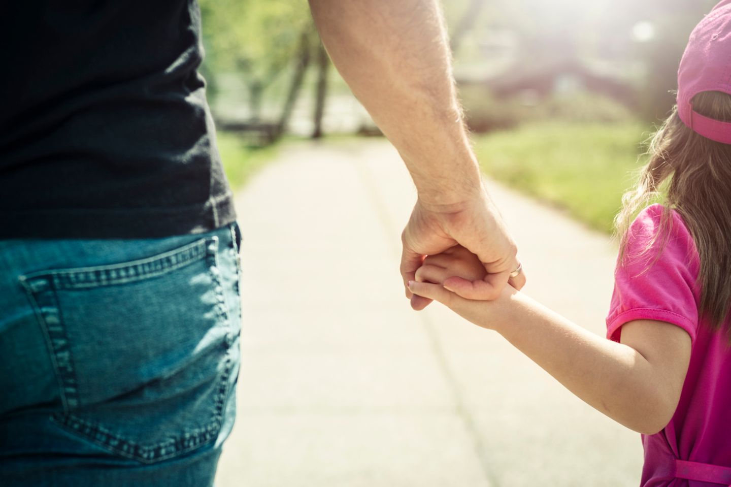 Vater und Tochter Hand in Hand