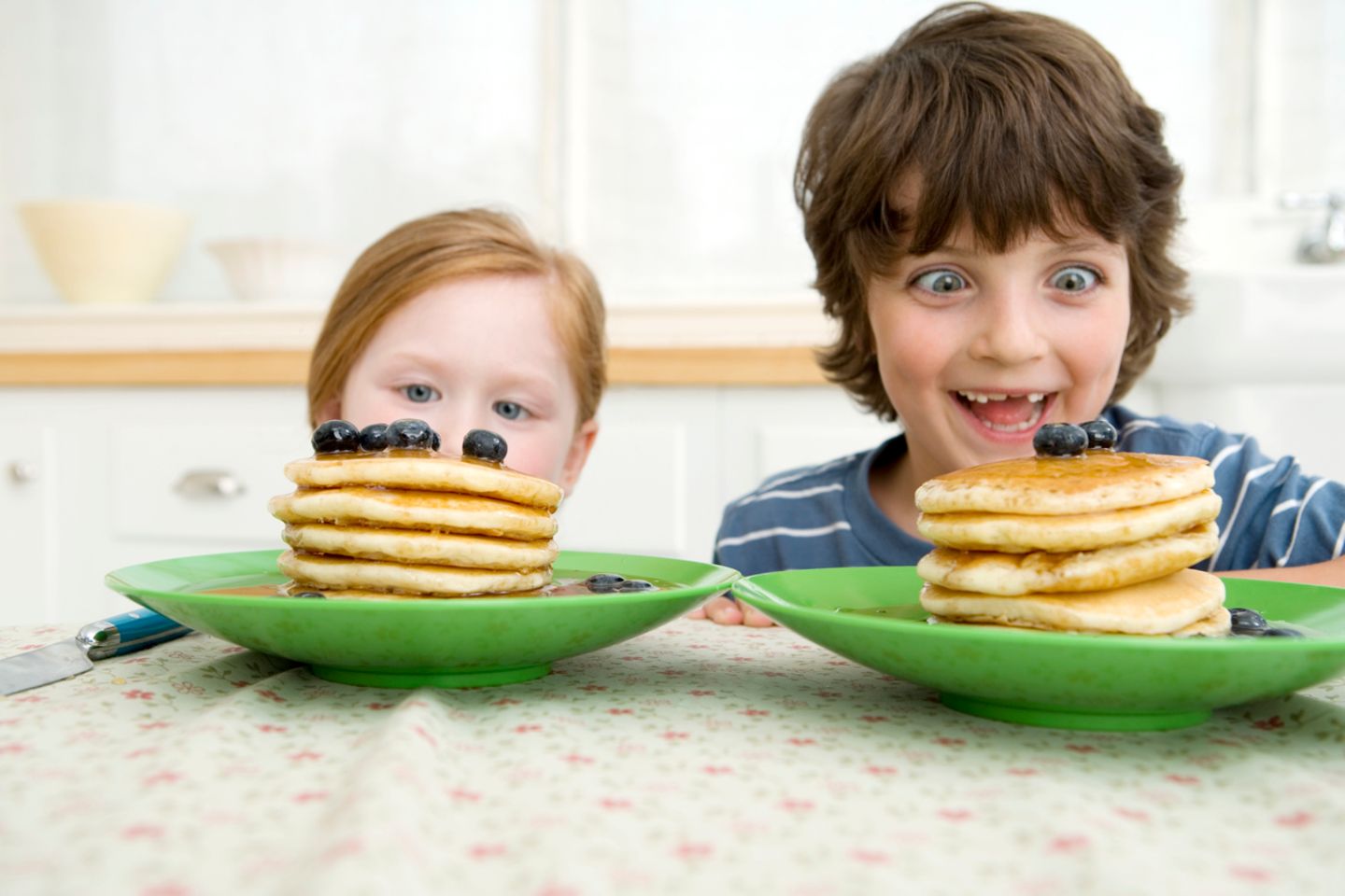 Kinder vor Pancakes