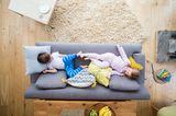 Kinder auf dem Sofa