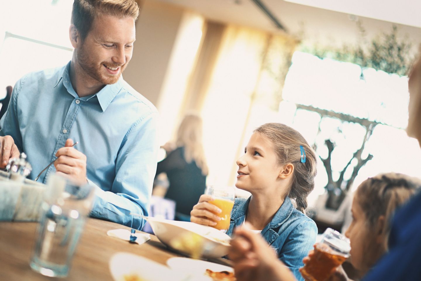 Kinder und Eltern im Restaurant