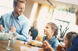 Kinder und Eltern im Restaurant