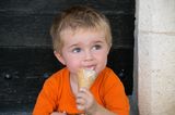 Kleiner Junge mit Eis