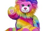 Schön sieht der Regenbogen-Löwe aus. Und er bringt ordentlich Farbe ins Kinderzimmer!