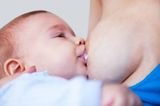 Wenn Dein Baby so lange geschlafen hat, dass die zweite pralle Brust beim Stillen einfach mal so mit ausläuft.    