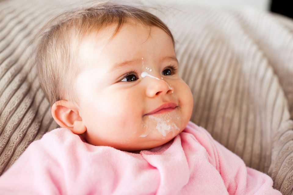 Wenn Dein Baby beim Trinken ein spannendes Geräusch hört und den Kopf sofort dorthin dreht, die