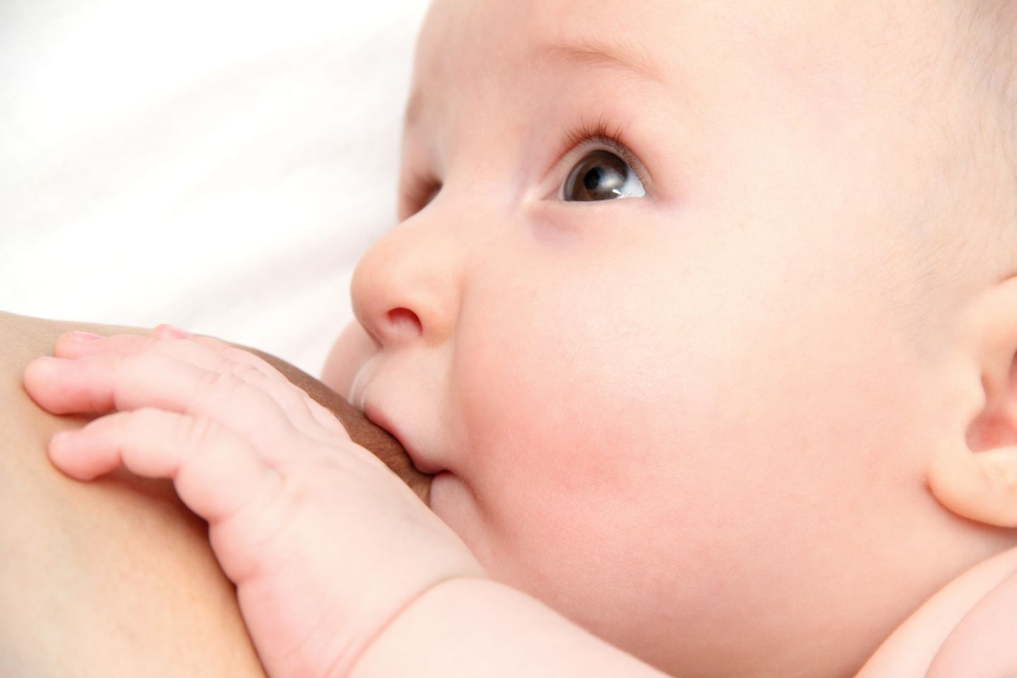Wenn Dein verspielter Säugling die Milchmahlzeit herzhaft mit einem Biss in die Brust beendet und Du überrascht aufschreist.