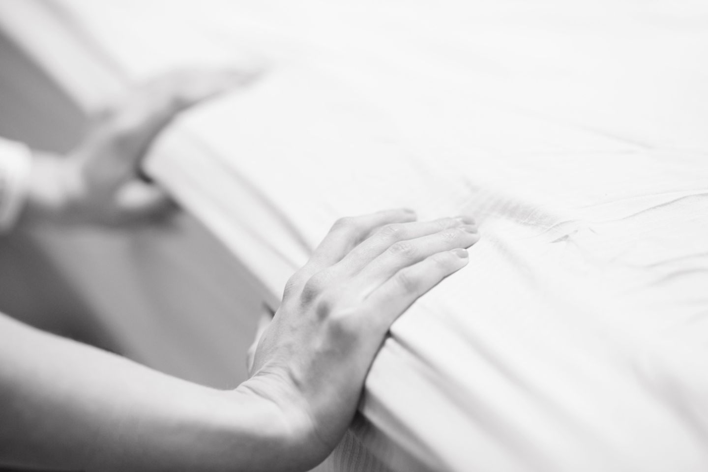 Wehen: Hände einer Frau, die sich am Bettrand abstützt