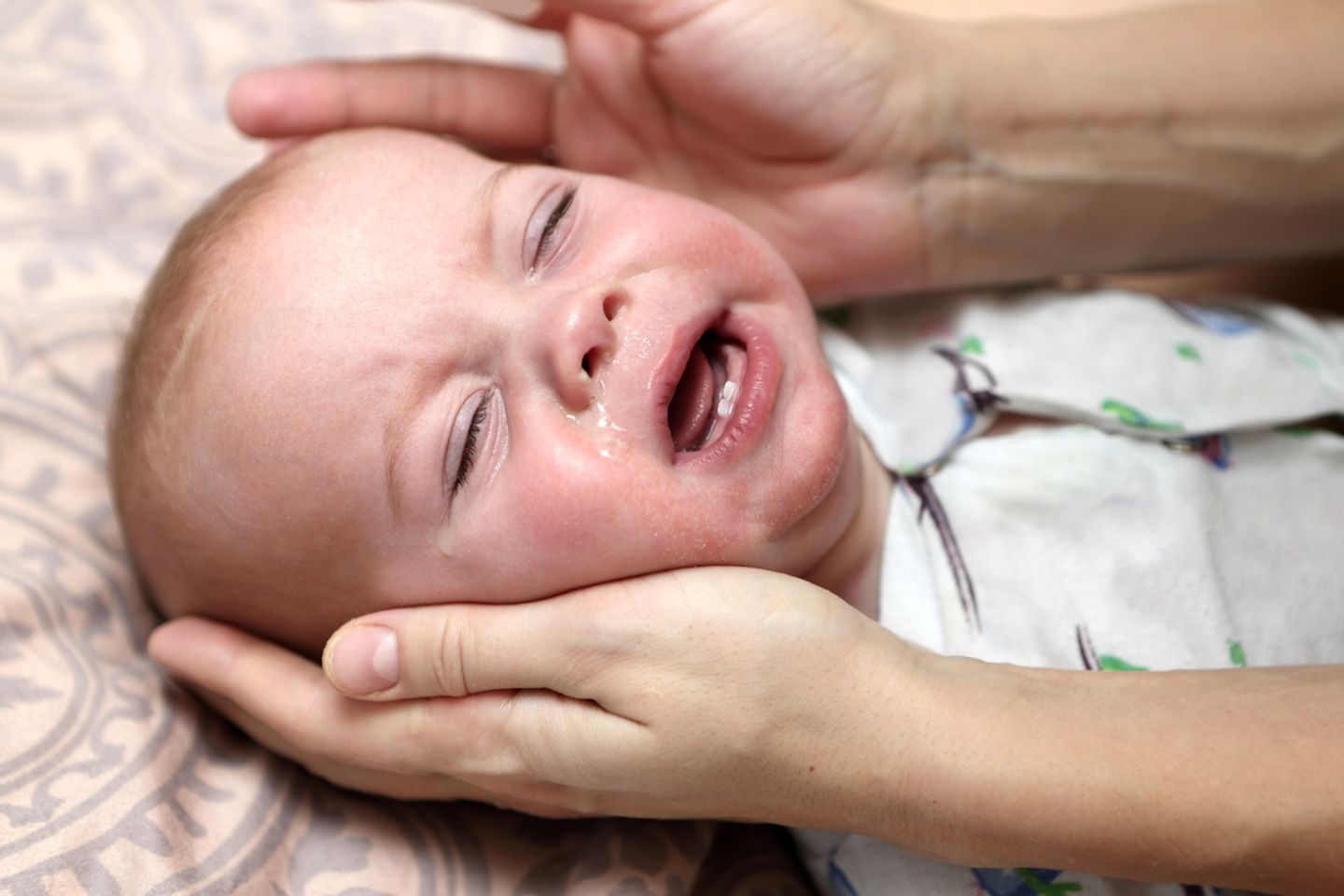 Baby mit Fieber weint
