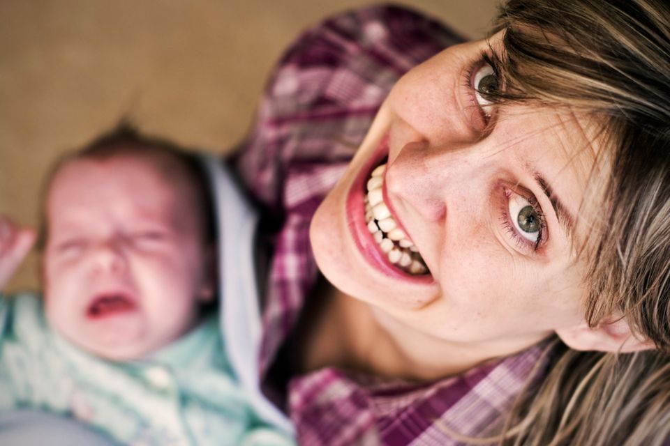 Mutter mit Neugeborenen gestresst