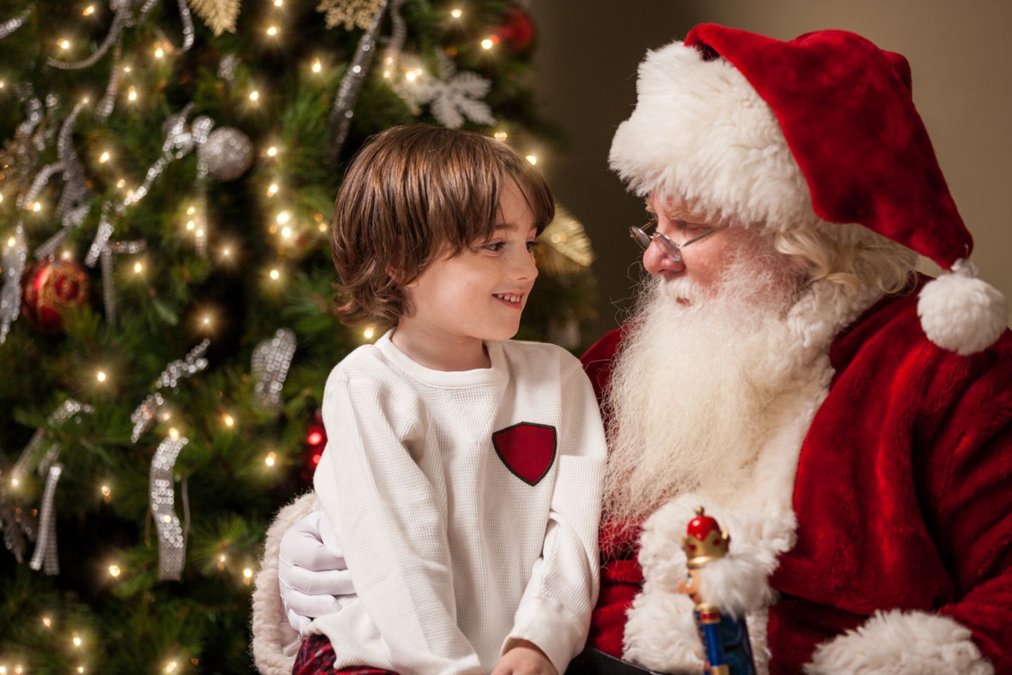 Weihnachtsmann mit Junge