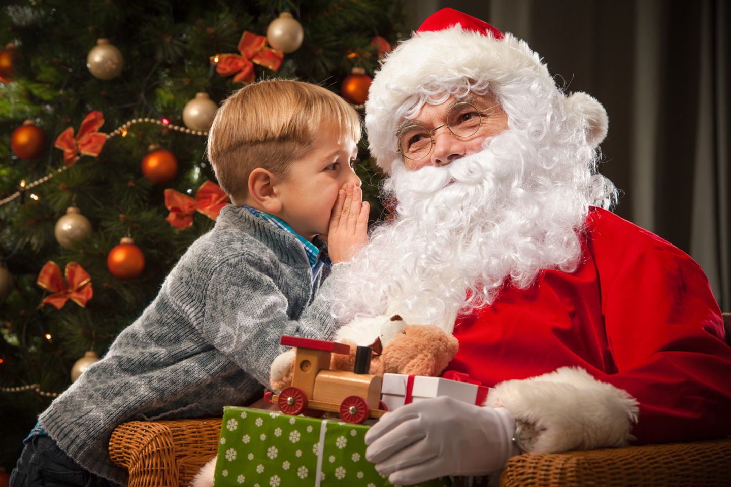 Weihnachtsmann hört Kind zu