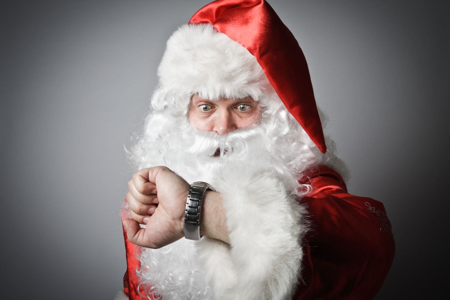 Weihnachtsmann schaut auf die Uhr