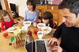 Alle Mahlzeiten sind elektronik-freie Zeit – das gilt auch für die Eltern.