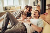 Es gibt einen GEMEINSAMEN medienfreien Tag im Monat, zum Beispiel jeden zweiten Sonntag im Monat. Der gilt für alle Familienmitglieder.