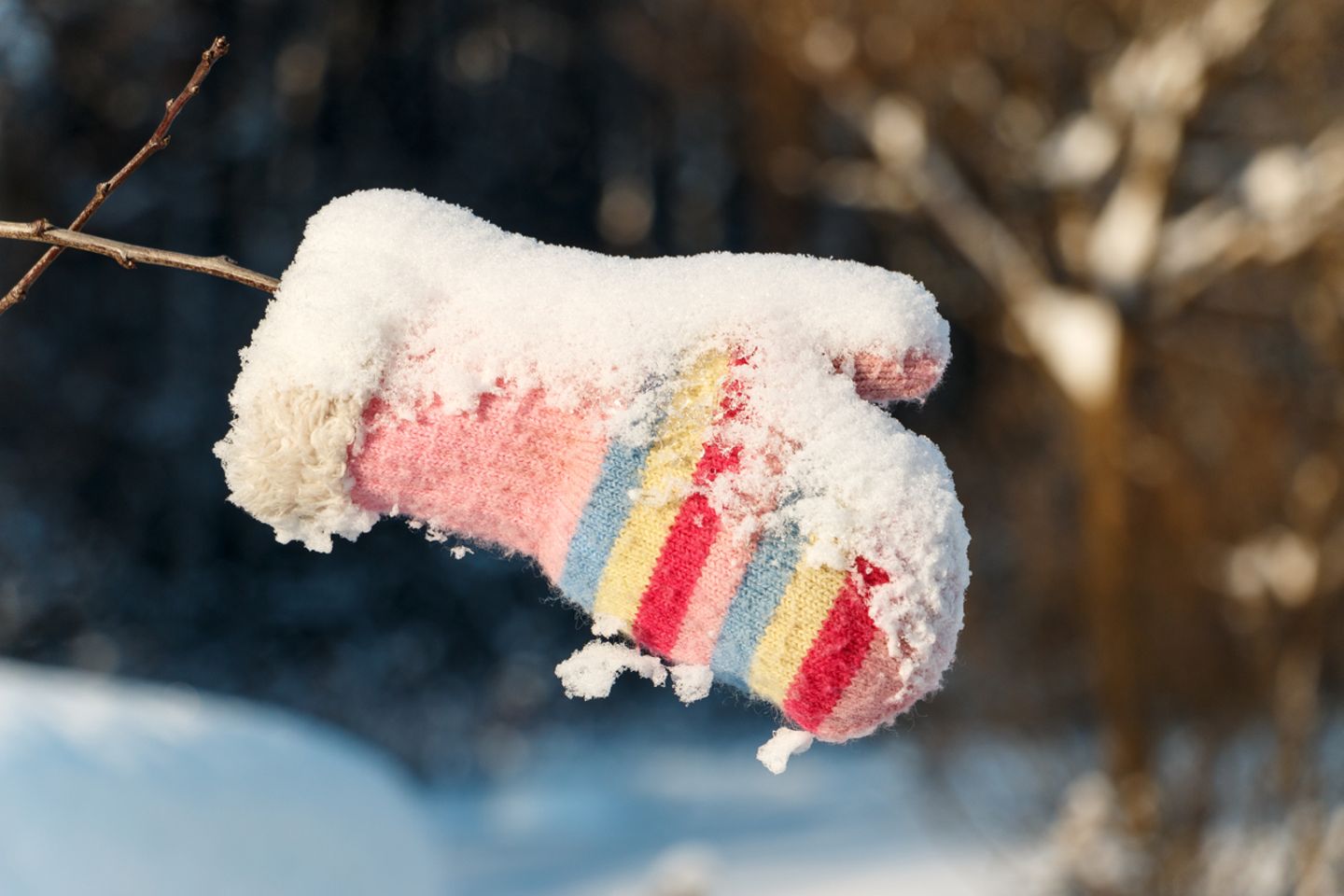 verlorener Handschuh im Schnee