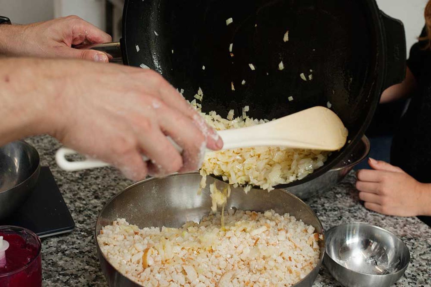 Zubereitung: Rohnen-Pressknödel mit Graukäse | Eltern.de