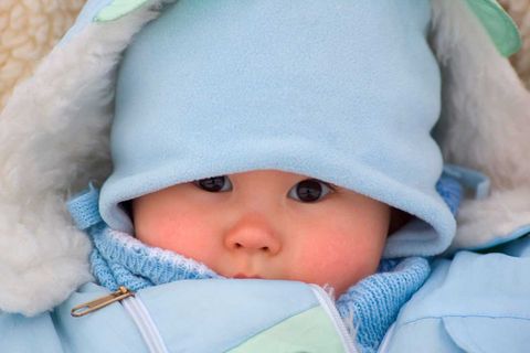 Babybekleidung: Babys vor Kälte schützen