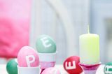Einfach umdrehen - so wird aus dem Eierbecher ein Kerzenständer. Passend dazu gibt es Buchstabeneier in den schönsten Farben.