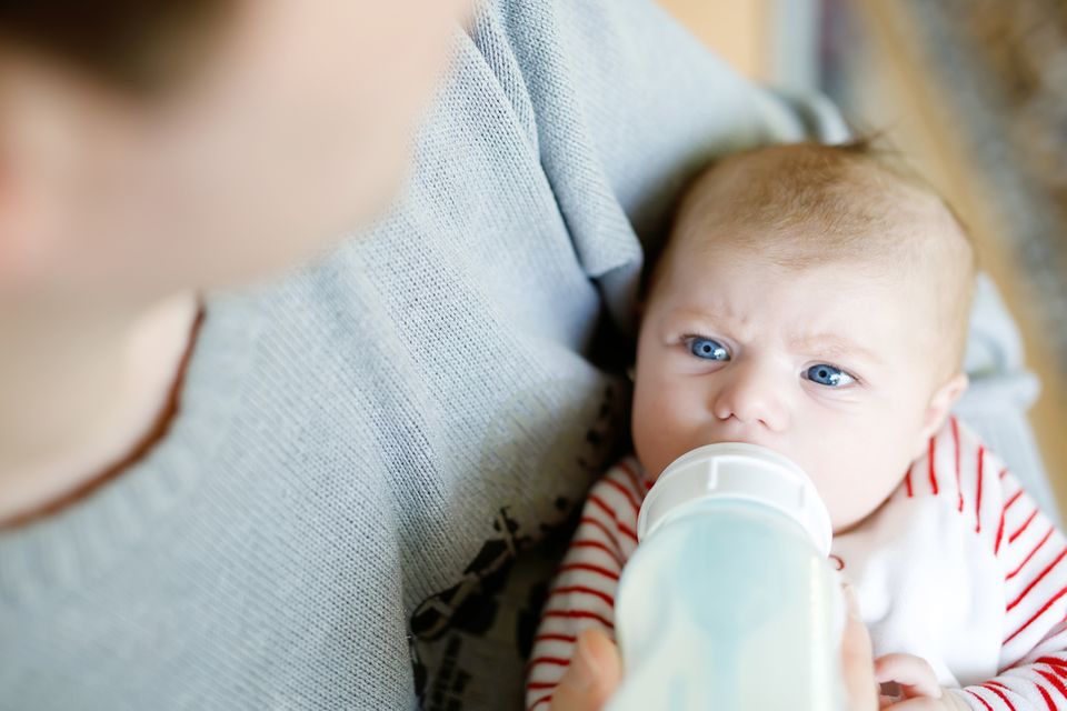 Baby kriegt das Fläschchen Baby kriegt das Fläschchen