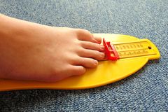 Messe regelmäßig nach, ob die Füße deines Kindes gewachsen sind. In gut ausgestatteten Schuhgeschäften kannst du mit einem speziellen WMS-Fußmessgerät die Fußbreite und Fußlänge messen. WMS steht dabei für weit, mittel, schmal. Im Stehen können durch Schiebeleisten Länge und Breite der Füße exakt bemessen werden. Es gibt auch Modelle, mit denen man das Innere des Schuhs vermessen kann, denn nicht immer stimmen die Größenangabe und die tatsächliche Länge des Innenschuhs überein. Sitzt der Schuh aufgrund seines Spannbereiches (Weite) gut am Fuß und hat die richtige Länge, ist er optimal. Frage einen ausgebildeten Schuhfachverkäufer um Rat. Häufig sind manche Schuhgrößen nicht immer vorrätig. Bestelle lieber notfalls das passende Modell.