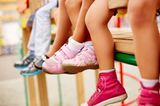 Entscheide dich im Zweifelsfall für die weicheren, leichteren und biegsameren Schuhe. Sie gehen beim Abrollen besser mit. Die Sohle sollte rutschfest sein und keinen Absatz haben, um Unfälle zu vermeiden.
 Auf Einlegesohlen mit stützendem Polster kannst du verzichten: Gesunde Kinderfüße brauchen Training und wollen sich selbst ausbalancieren.
 Die Schuhe sollten aus einem atmungsaktiven und eventuell wasserdichten Außenmaterial bestehen, das Feuchtigkeit abgibt. Das Innenmaterial sollte Feuchtigkeit absorbieren und diese nach außen transportieren können.
 Turnschuhe sind heute besser als ihr Ruf. Sie sind flexibel und nicht einengend. Achte jedoch darauf, dass Fersenkappe und Sohle stabil sind und das Material atmungsaktiv ist (z.B. Gore-Tex).
 Gummistiefel und Schuhe aus Lack oder Kunststoff fördern die Bildung von Schweißfüßen und sollten daher wenn, nur kurz getragen werden.
 Auch wenn dein Kind einen modischen Trend mitmachen will, achte darauf, dass es ausgleichend auch gesunde und bequeme Schuhe trägt oder auch mal barfuß unterwegs ist.
 Mache dir keine Sorgen um die Lebensdauer des Materials: Dein Kind ist schneller aus den Schuhen wieder herausgewachsen, als dir lieb ist.