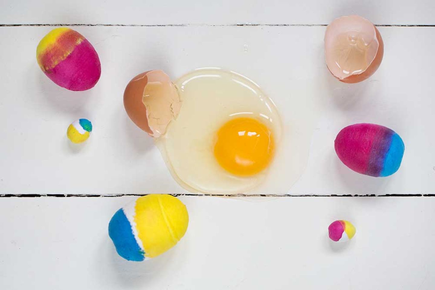 Osterschmuck in 10 Minuten? Das geht!      Einfach Watte-Eier färben. Das ist kinderleicht, schnell erledigt und man hat im Nu farbenfrohe Hingucker für den Osterstrauß.    