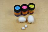 Das muss im Haus sein:   Seidenmalfarben oder Färbepulver für Stoff, Watte-Eier aus dem Bastelgeschäft in verschiedenen Größen, Stoff zum Unterlegen